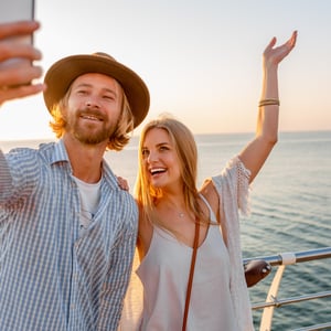 jeune-homme-heureux-souriant-femme-voyageant-velos-prenant-selfie-photo-appareil-photo-du-telephone - Carré