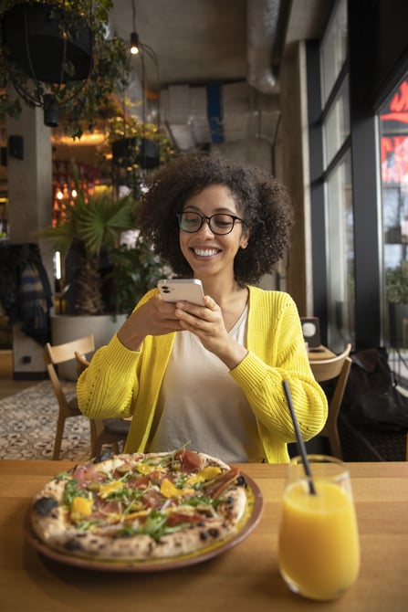 medium-shot-smiley-woman-with-pizza