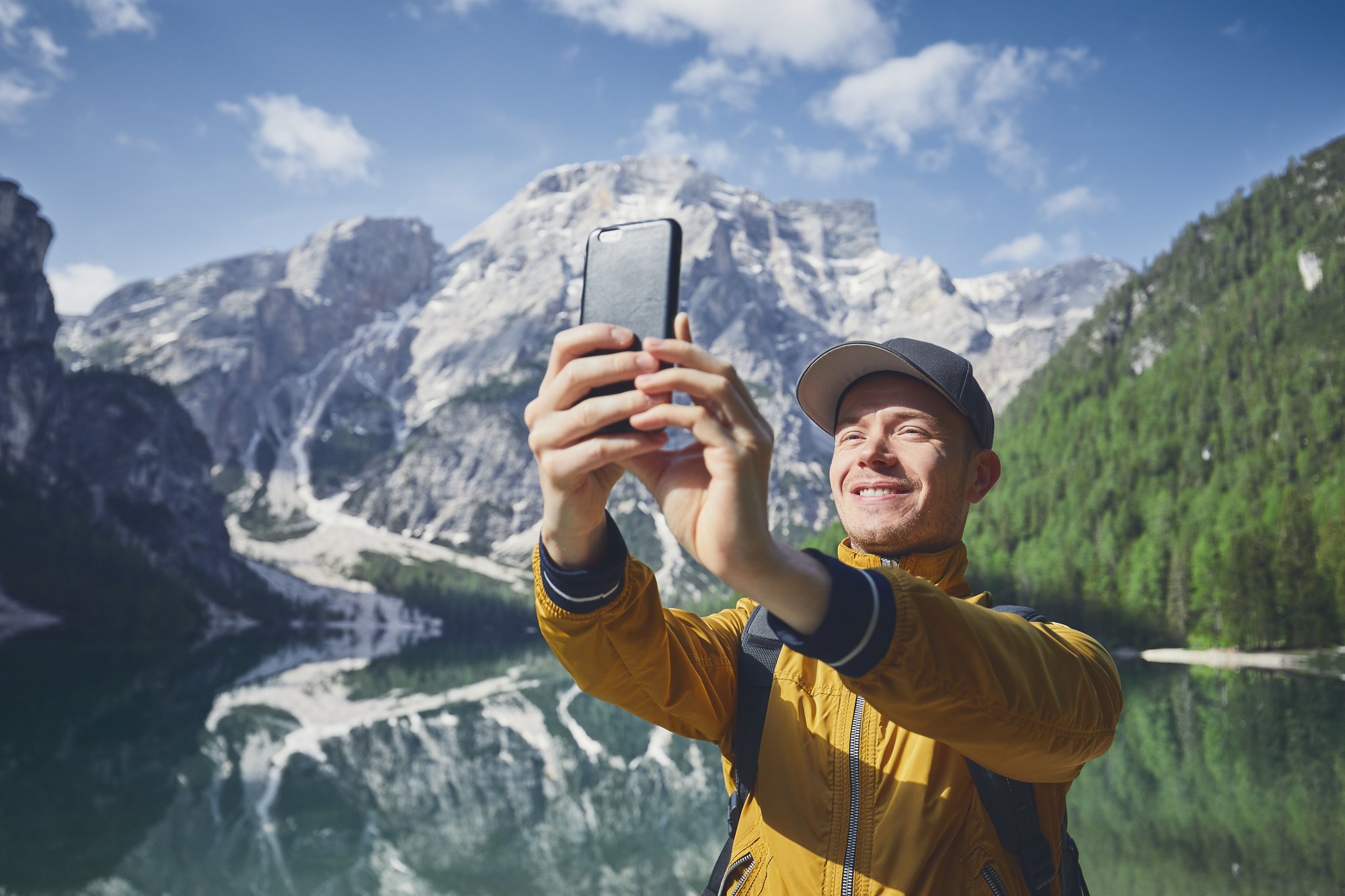 tourist-taking-selfie-9EPLYHT